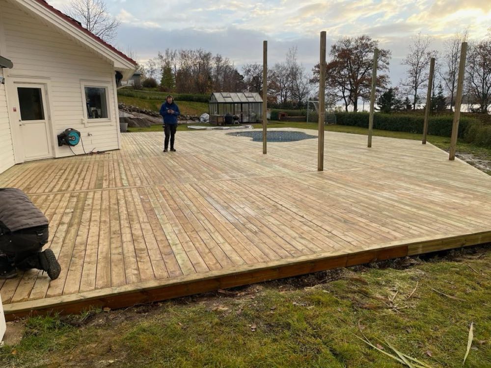 Pooldäck i trä med integrerad poolsarg
